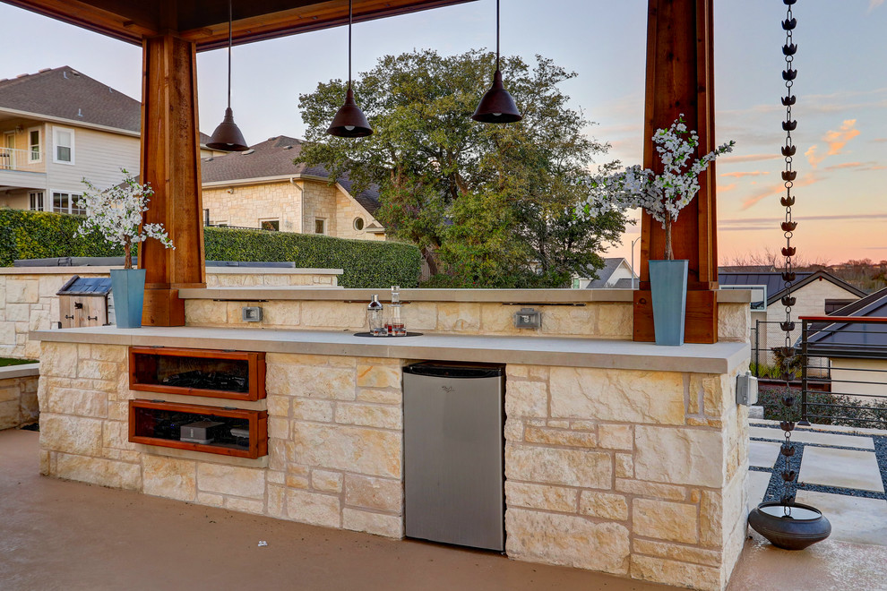 На фото: большая веранда на заднем дворе в средиземноморском стиле с летней кухней и покрытием из бетонных плит с