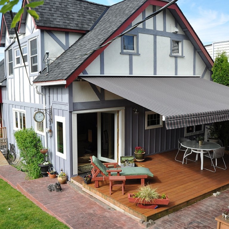 Foto di un piccolo portico classico dietro casa con pedane e un parasole