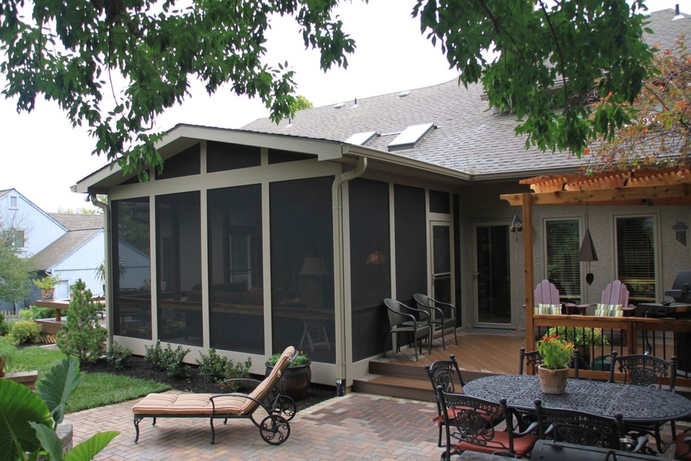 Idéer för att renovera en mycket stor vintage veranda på baksidan av huset, med en pergola