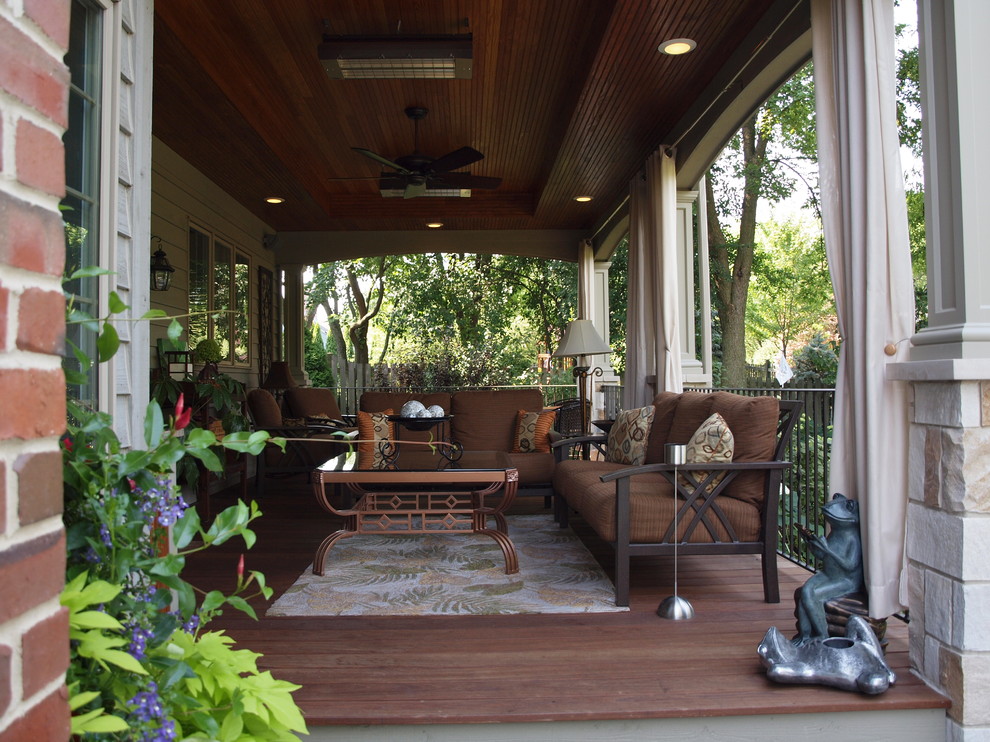 Exempel på en mellanstor klassisk veranda på baksidan av huset, med trädäck och takförlängning