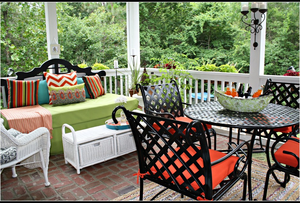 Foto de terraza ecléctica pequeña en patio trasero con adoquines de ladrillo