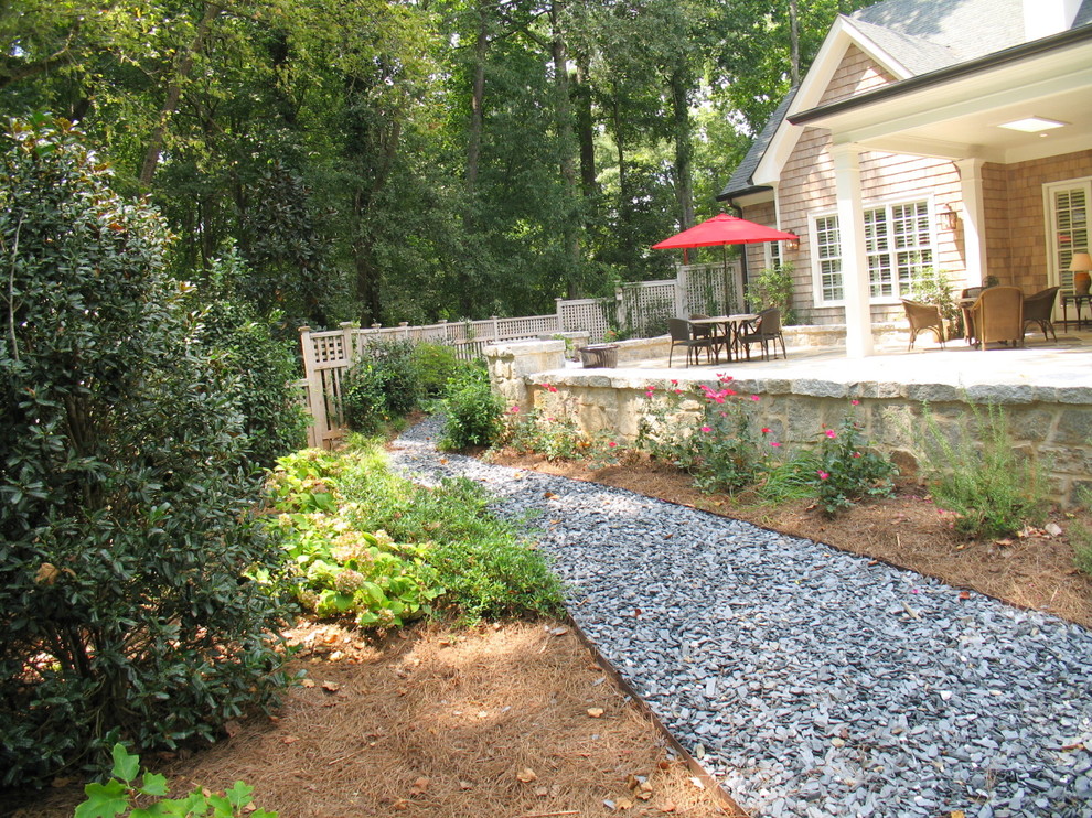 Foto de terraza clásica de tamaño medio en patio trasero y anexo de casas con brasero y adoquines de piedra natural