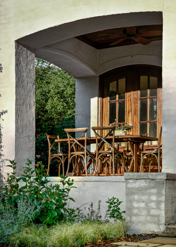 Imagen de terraza mediterránea grande en patio trasero y anexo de casas con adoquines de hormigón