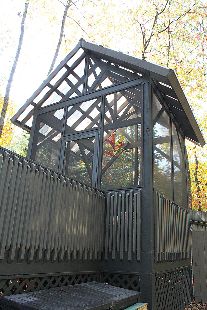 Inspiration för små amerikanska innätade verandor på baksidan av huset, med trädäck och markiser