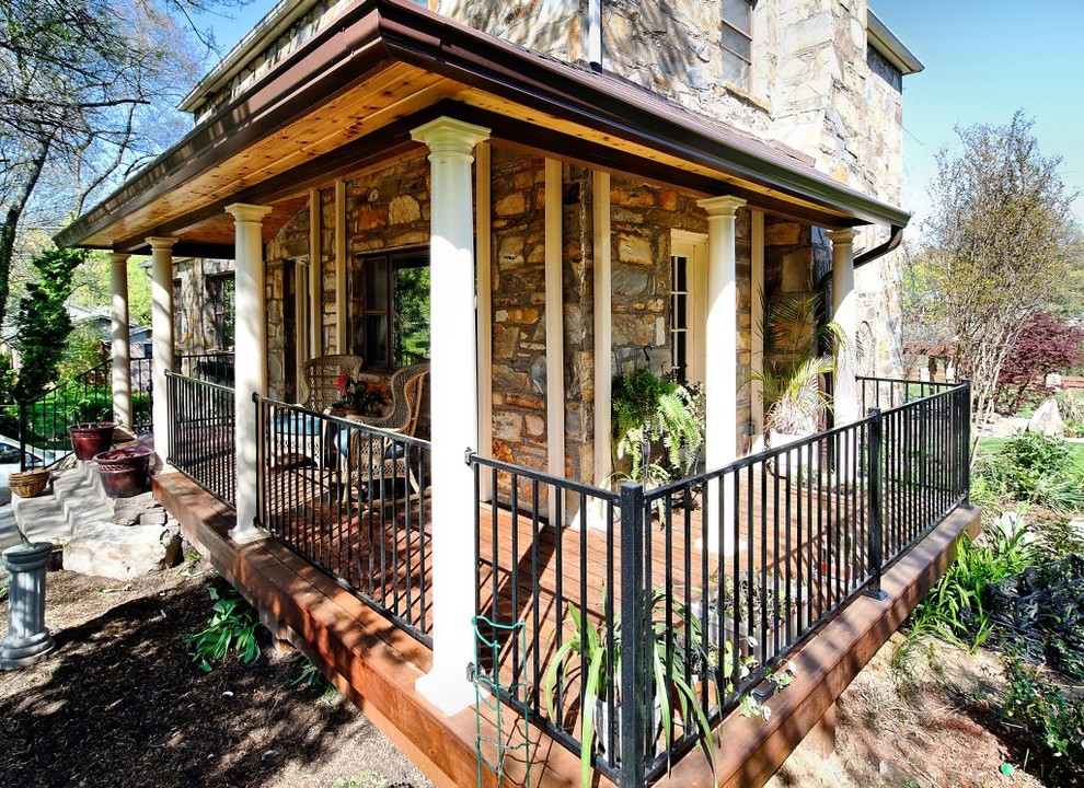Esempio di un portico boho chic di medie dimensioni e davanti casa con pavimentazioni in pietra naturale e un tetto a sbalzo