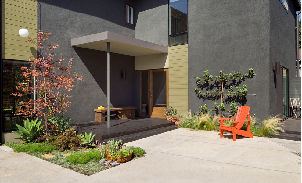 This is an example of a modern veranda in Los Angeles.