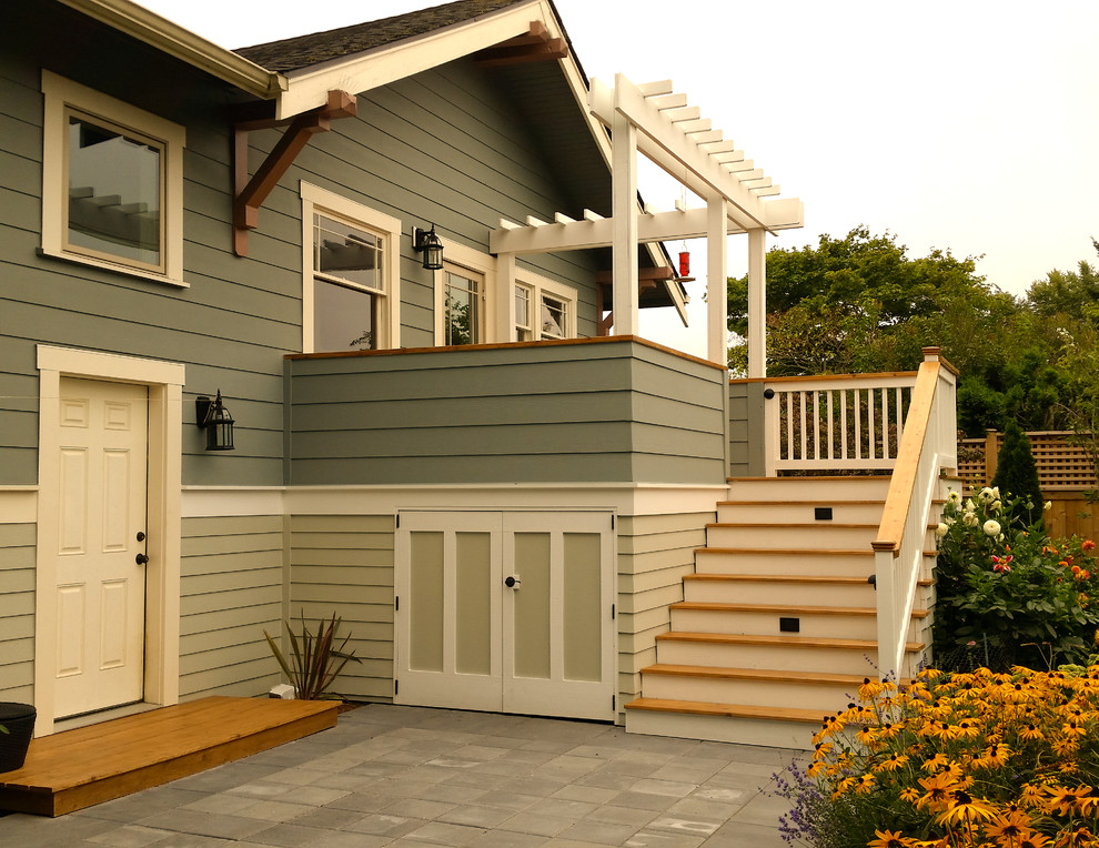 Aménagement d'un petit porche d'entrée de maison arrière classique avec des pavés en béton.