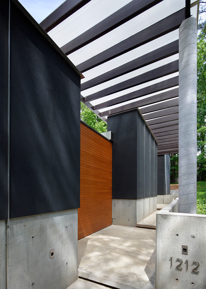 Ispirazione per un portico contemporaneo di medie dimensioni e nel cortile laterale con lastre di cemento e un tetto a sbalzo