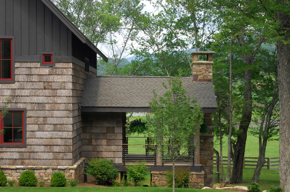 Cette photo montre un porche d'entrée de maison montagne avec une extension de toiture.