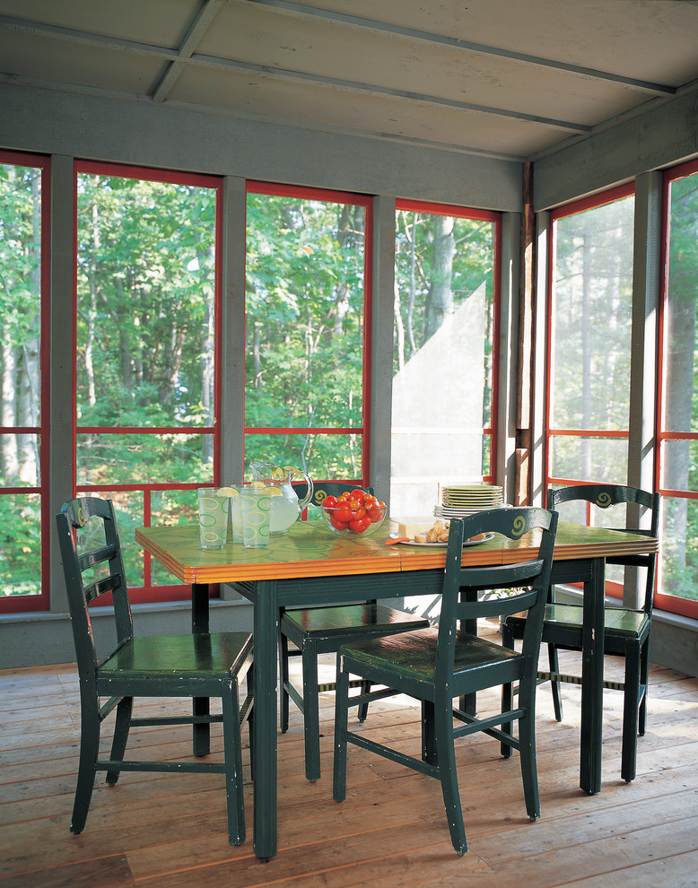 Idée de décoration pour un porche d'entrée de maison arrière champêtre avec une moustiquaire, une terrasse en bois et une extension de toiture.