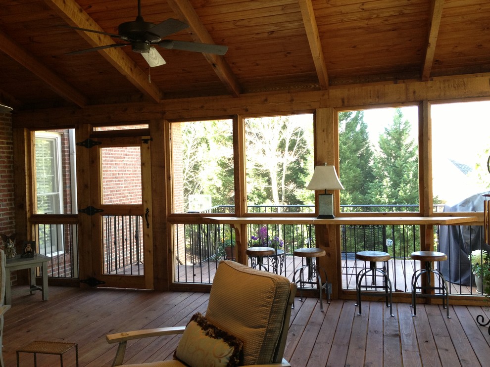 Idéer för att renovera en mellanstor vintage veranda på baksidan av huset, med trädäck och takförlängning