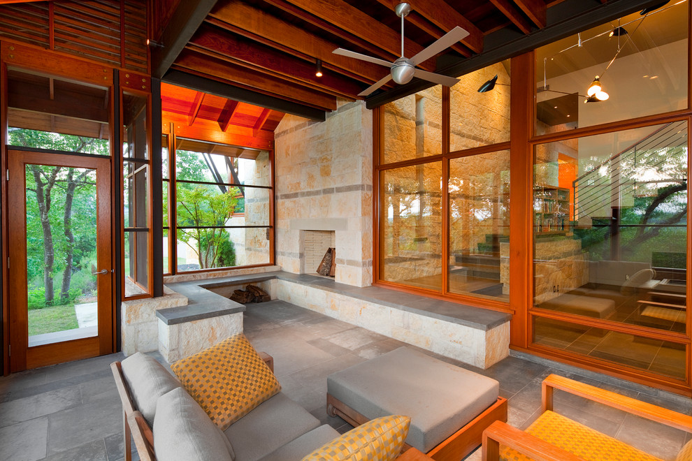 Inspiration pour un porche d'entrée de maison design avec un foyer extérieur.