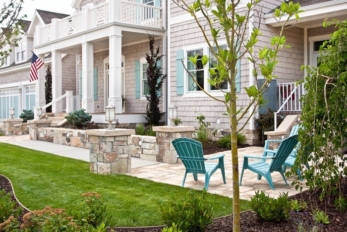 Imagen de terraza marinera pequeña en patio delantero con adoquines de piedra natural