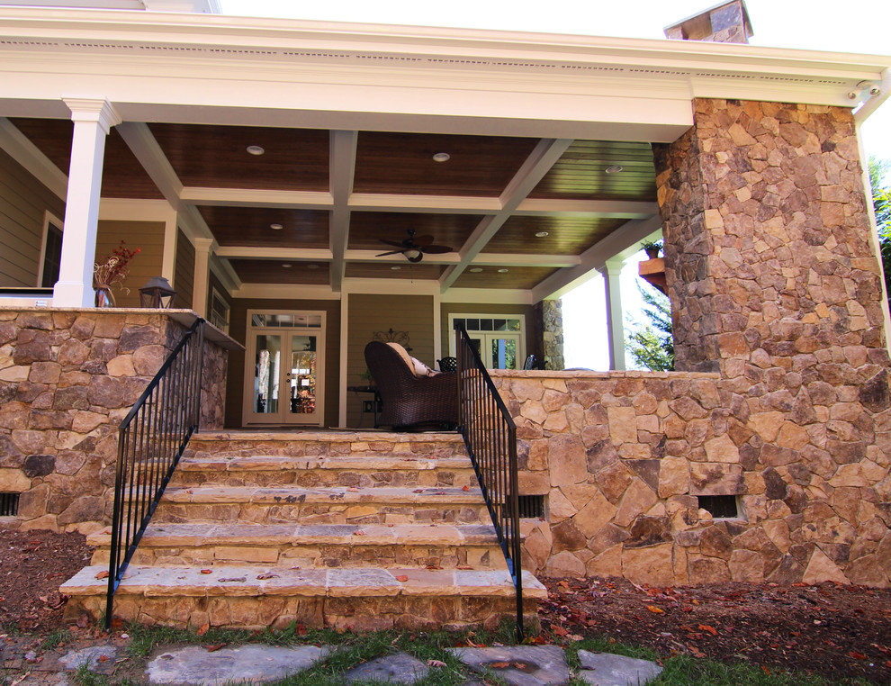 Große, Überdachte Klassische Veranda hinter dem Haus mit Outdoor-Küche und Natursteinplatten in Charlotte