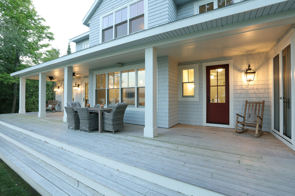 Cette photo montre un petit porche d'entrée de maison arrière nature avec une terrasse en bois et une extension de toiture.