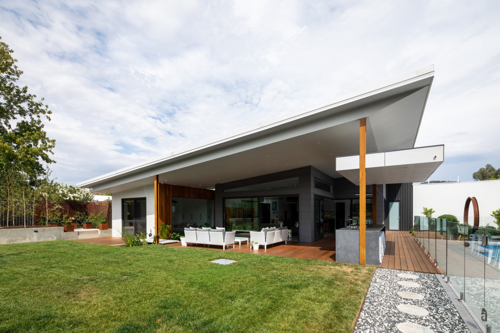 Contemporary veranda in Canberra - Queanbeyan.