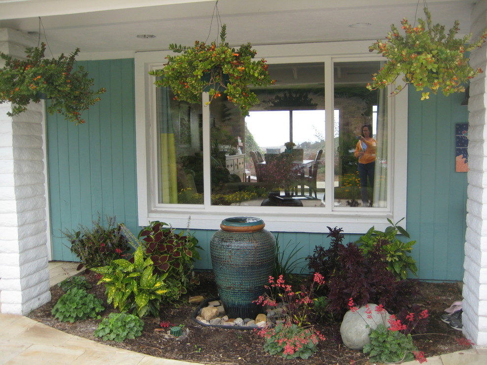 Пример оригинального дизайна: маленькая веранда на переднем дворе в морском стиле с фонтаном, покрытием из каменной брусчатки и навесом для на участке и в саду
