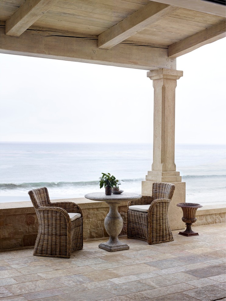 Immagine di un patio o portico mediterraneo con un tetto a sbalzo