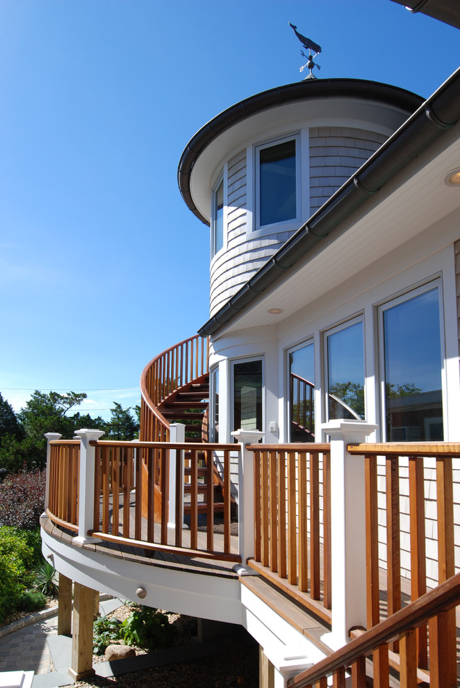Exemple d'un porche d'entrée de maison bord de mer avec une terrasse en bois.