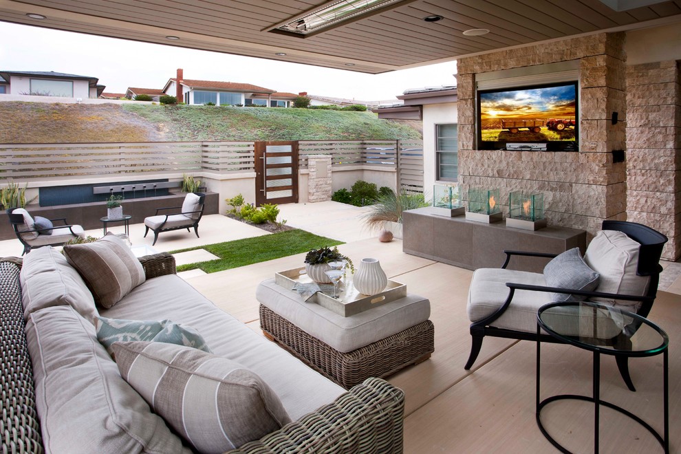 Photo of a contemporary veranda in San Diego.