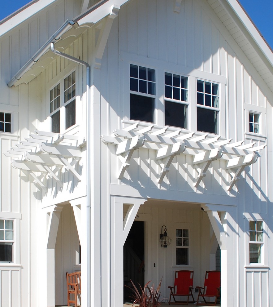 Idéer för mellanstora maritima verandor framför huset, med trädäck och takförlängning