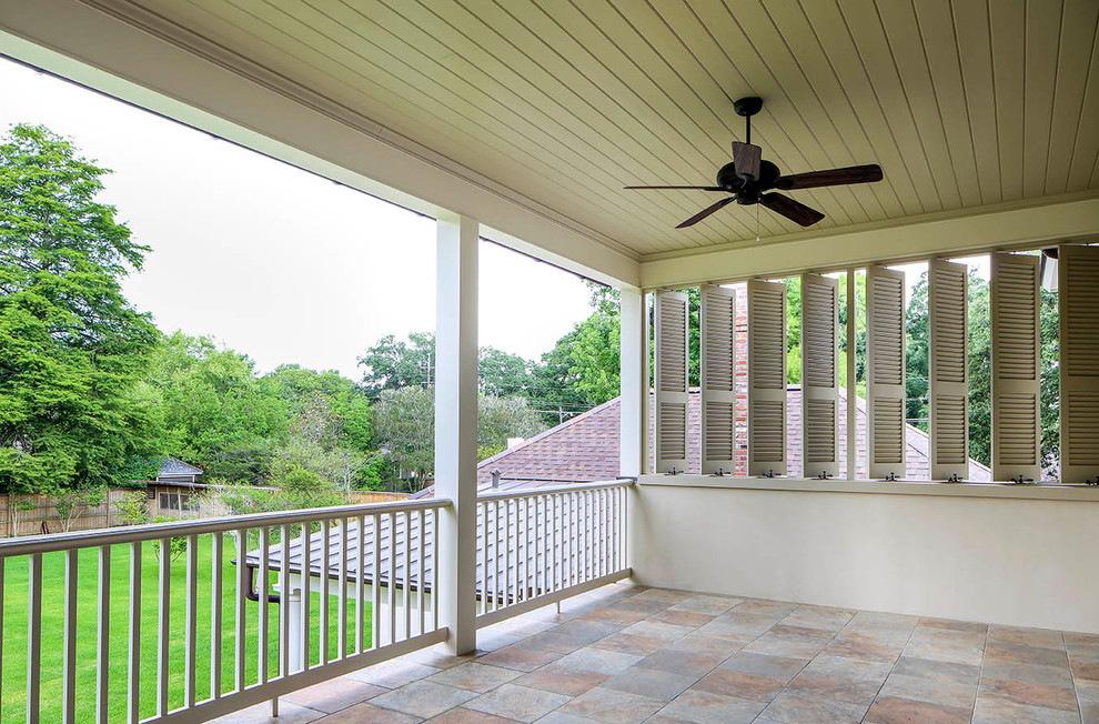 Exempel på en klassisk veranda på baksidan av huset