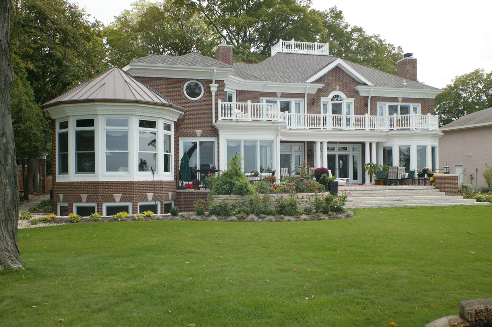 Idées déco pour un grand porche avec un jardin potager arrière rétro avec des pavés en brique et une extension de toiture.