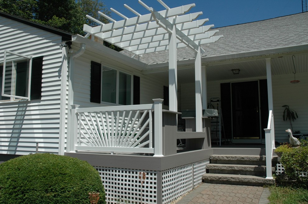 Diseño de terraza bohemia pequeña con pérgola