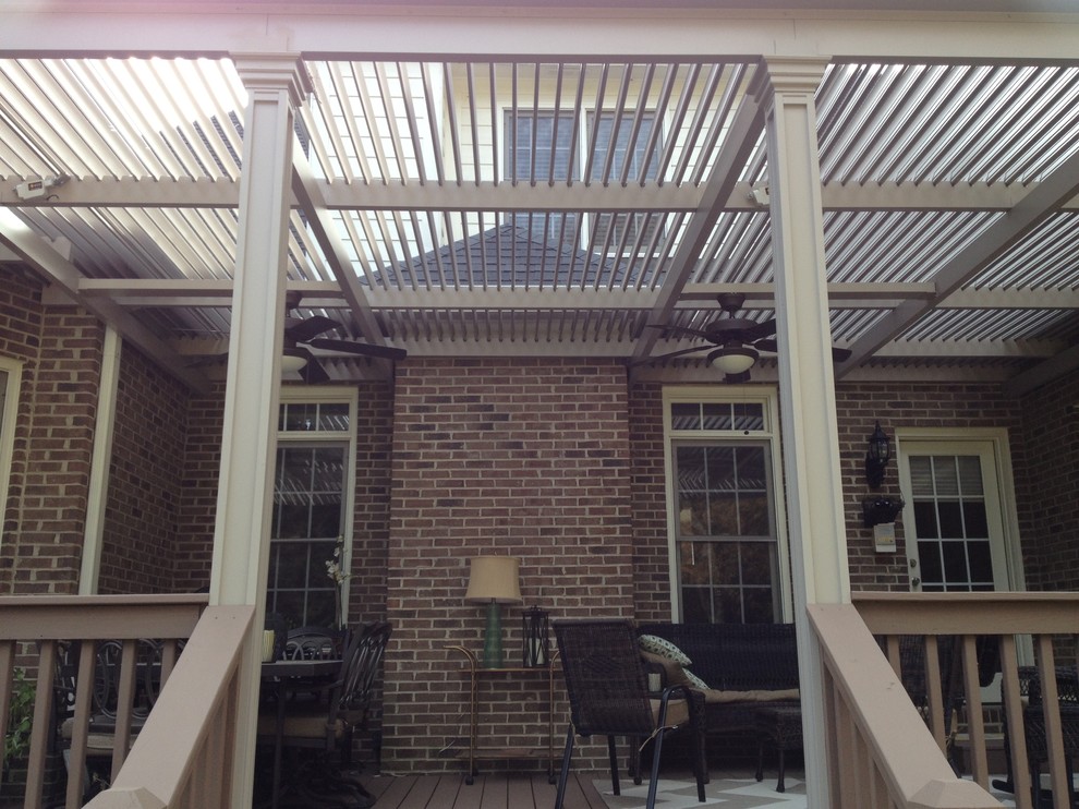 Diseño de terraza clásica de tamaño medio en patio trasero con entablado y pérgola
