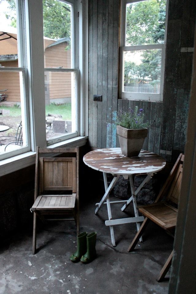 Kleine, Verglaste, Überdachte Klassische Veranda hinter dem Haus mit Betonplatten in Minneapolis