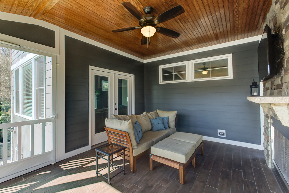 Foto de porche cerrado clásico renovado de tamaño medio en patio trasero y anexo de casas con suelo de baldosas