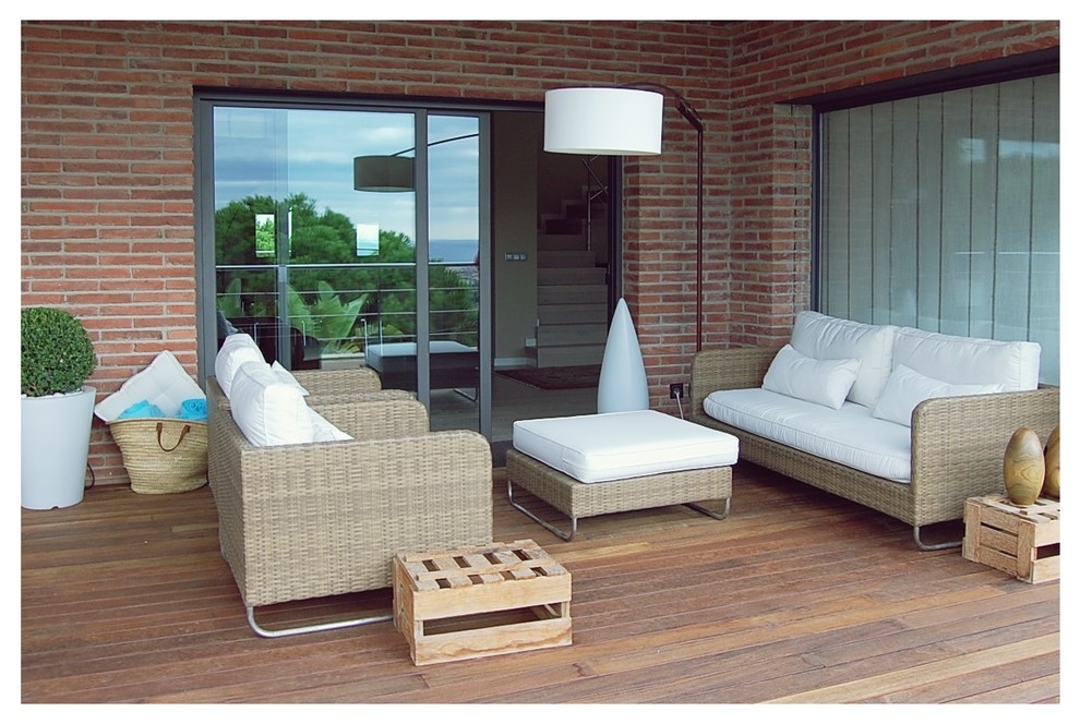 Imagen de terraza escandinava de tamaño medio en patio trasero y anexo de casas con entablado y iluminación