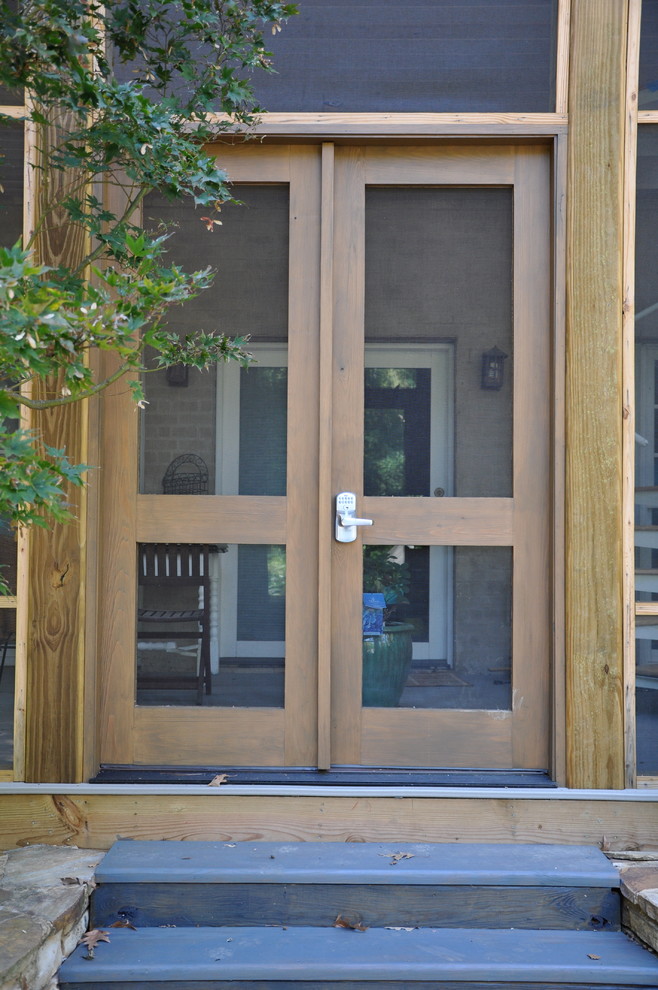На фото: веранда среднего размера на заднем дворе в стиле модернизм с крыльцом с защитной сеткой и настилом с