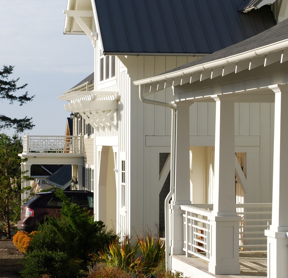 Inspiration pour un petit porche d'entrée de maison avant marin avec une extension de toiture.