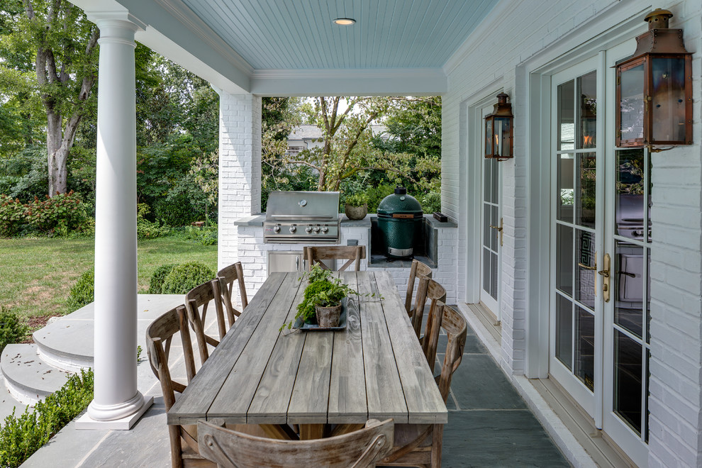 Imagen de terraza clásica renovada grande en patio trasero y anexo de casas con cocina exterior y adoquines de piedra natural