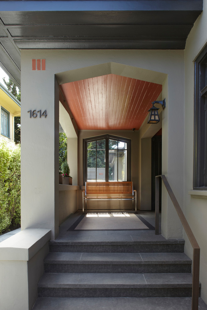 Idee per un piccolo portico american style davanti casa con pavimentazioni in pietra naturale e un tetto a sbalzo