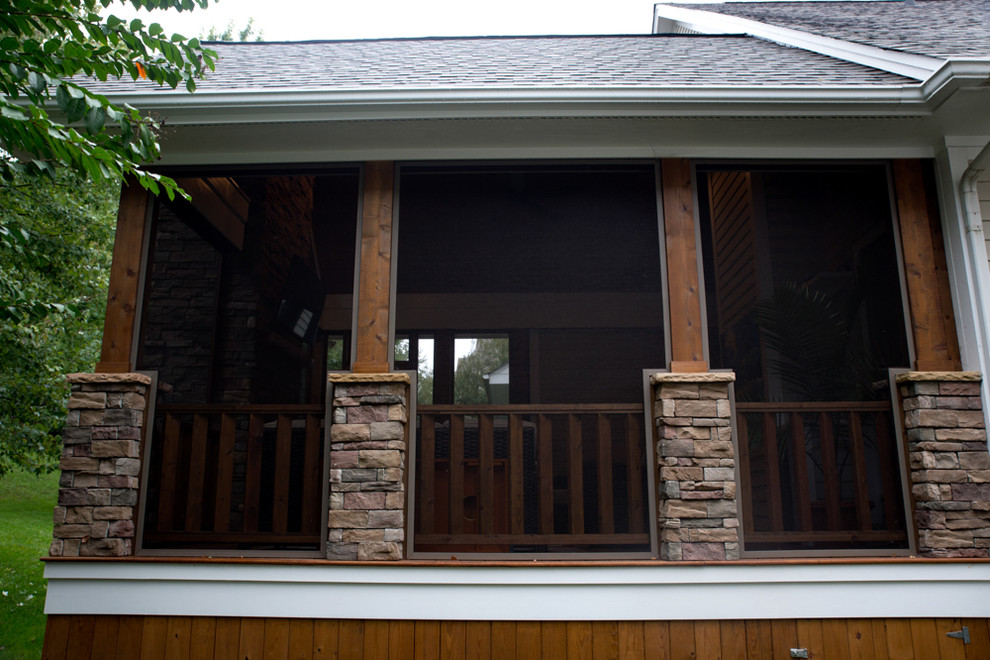 На фото: веранда среднего размера на заднем дворе в стиле рустика с крыльцом с защитной сеткой, настилом и навесом