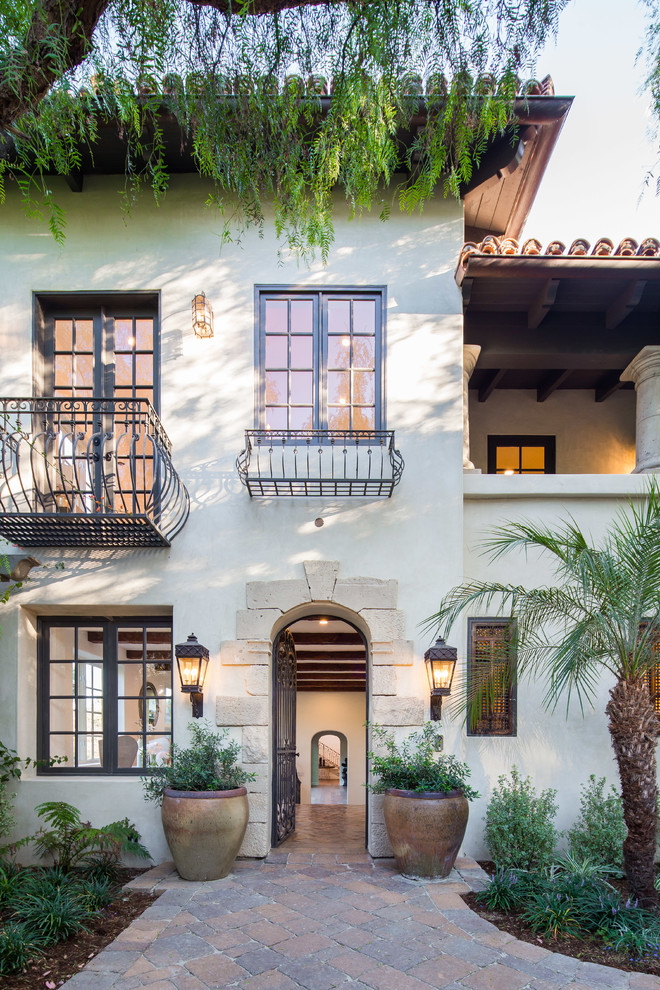 Tuscan front porch idea in Los Angeles