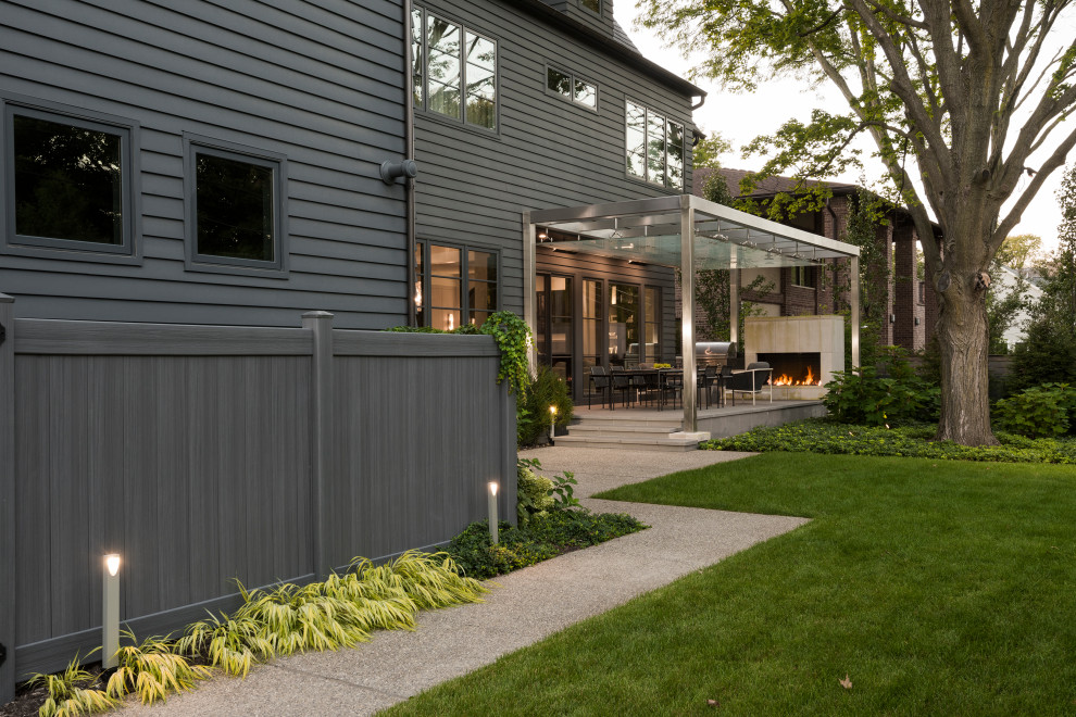 Стильный дизайн: пергола на веранде на заднем дворе в современном стиле с летней кухней и покрытием из плитки - последний тренд