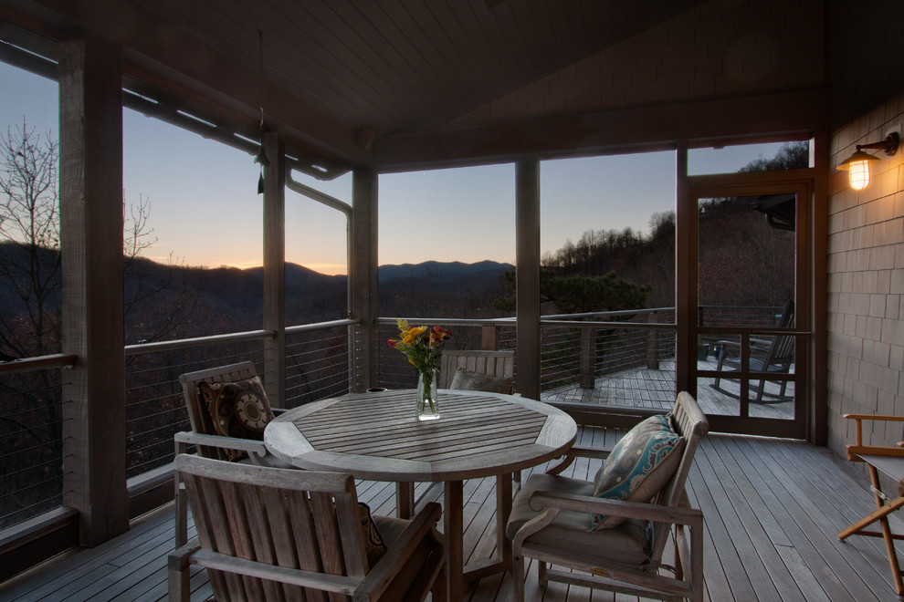 Inspiration pour un porche d'entrée de maison arrière craftsman de taille moyenne avec une terrasse en bois et une extension de toiture.