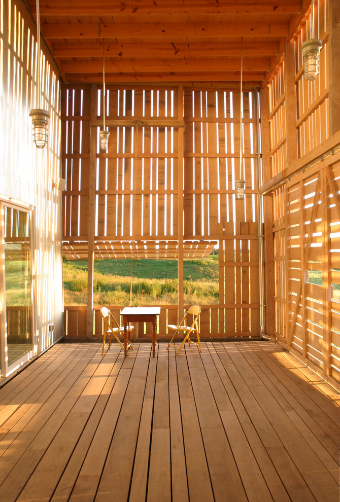 Bild på en lantlig veranda, med trädäck