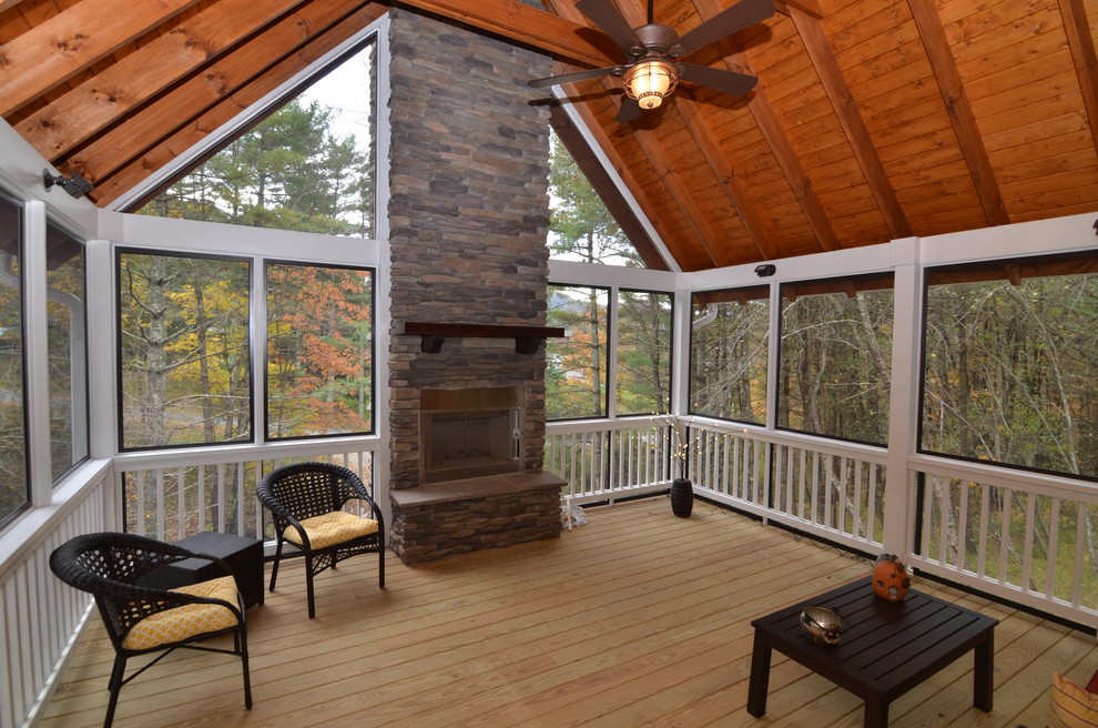 Réalisation d'un porche d'entrée de maison avant craftsman avec une moustiquaire et une extension de toiture.