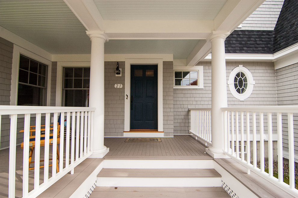 Cette image montre un très grand porche d'entrée de maison avant marin avec une extension de toiture.