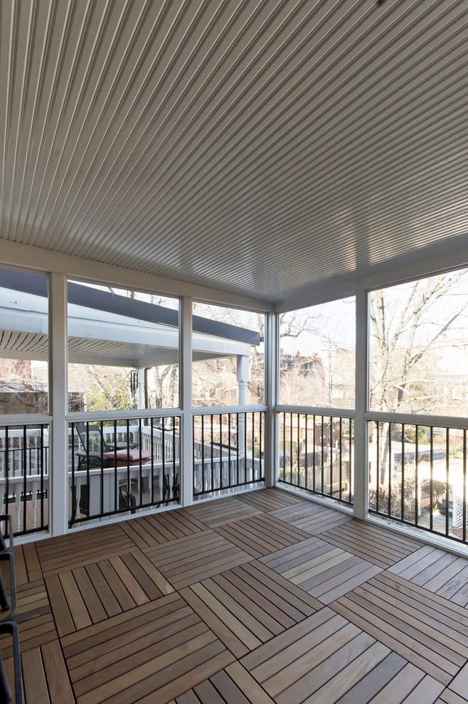 Inspiration pour un porche d'entrée de maison arrière traditionnel de taille moyenne avec une moustiquaire, une terrasse en bois et une extension de toiture.