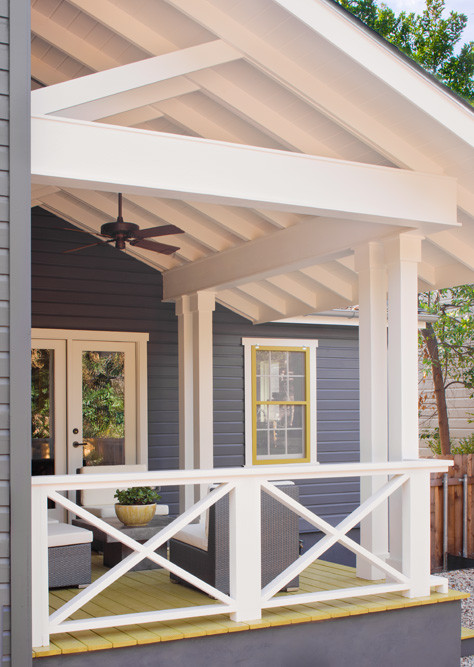 Inspiration for a contemporary front porch remodel in Austin
