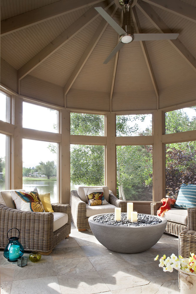Inspiration pour un grand porche d'entrée de maison arrière traditionnel avec un foyer extérieur et des pavés en pierre naturelle.
