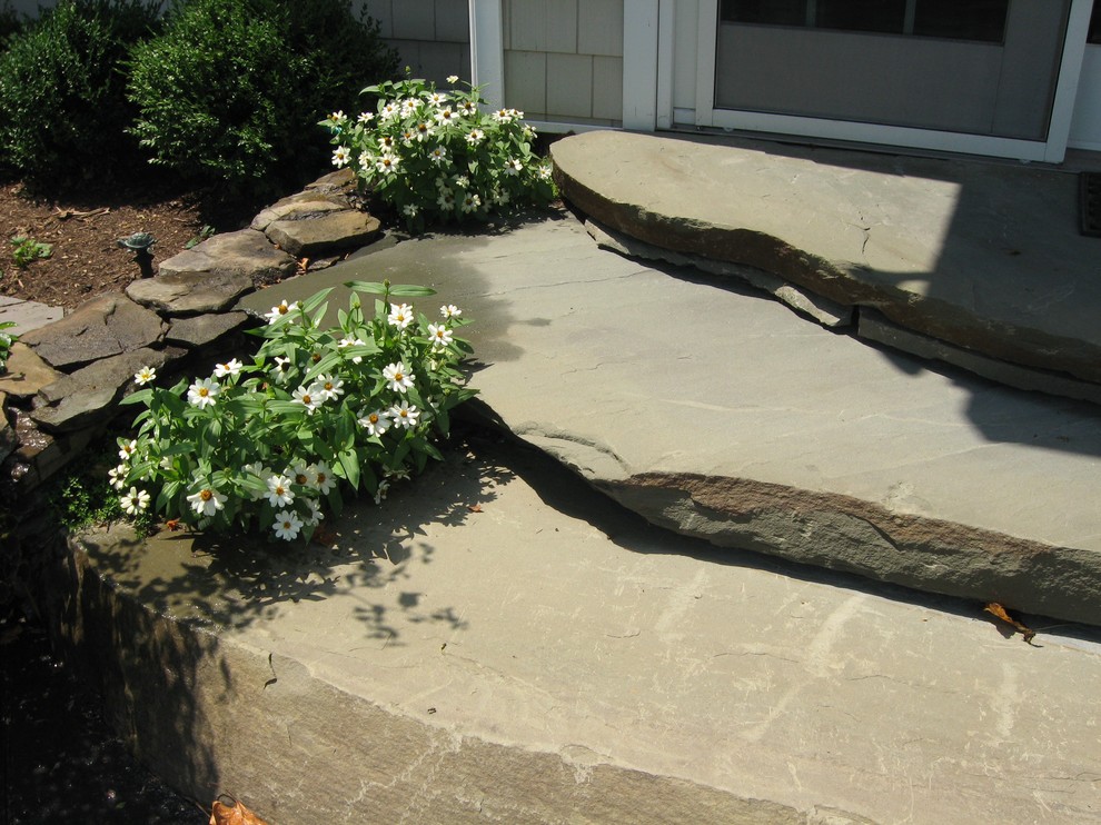 Стильный дизайн: маленькая веранда на заднем дворе в классическом стиле с покрытием из каменной брусчатки для на участке и в саду - последний тренд