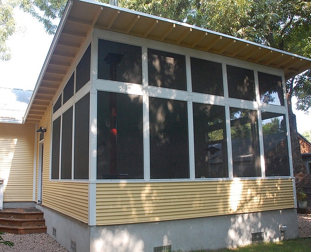 Idee per un portico stile americano di medie dimensioni e dietro casa con un portico chiuso, pedane e un tetto a sbalzo