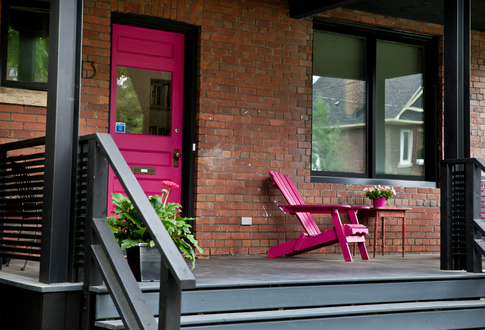 Inspiration för mellanstora moderna verandor framför huset, med takförlängning