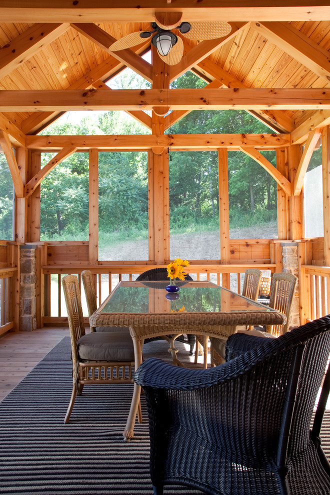 Idées déco pour un porche d'entrée de maison montagne avec une terrasse en bois, une extension de toiture, tous types de couvertures et une moustiquaire.